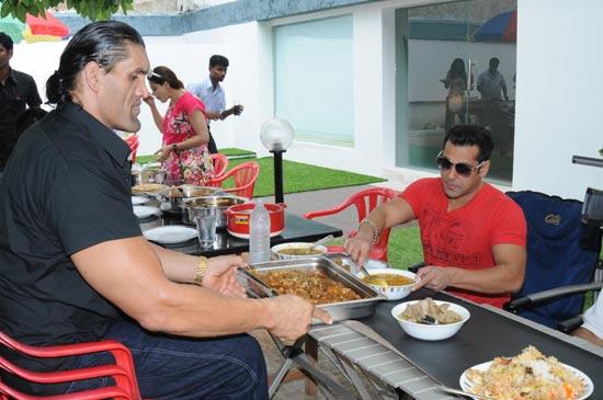 salman-khan-great-khali-eating-pic