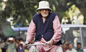 Kolkata: Bollywood megastar Amitabh Bachchan rides a cycle during the shooting of his new film 'Piku' in Kolkata on Sunday. PTI Photo by Ashok Bhaumik(PTI11_2_2014_000067A)