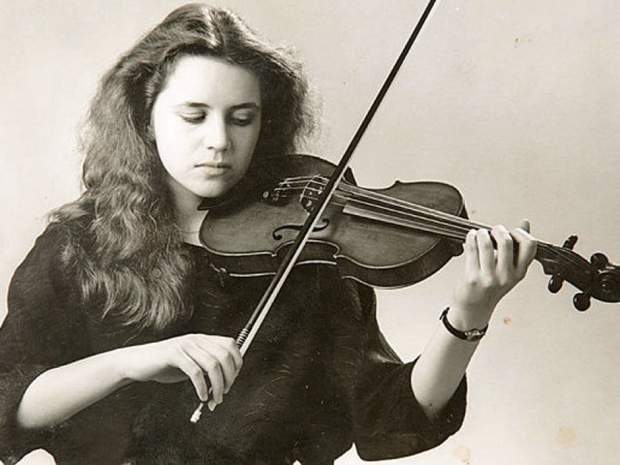 Brain damaged violinist makes music for the first time in 27 years with mind reading software